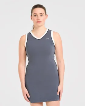 Kenmerkende jurk met V-hals