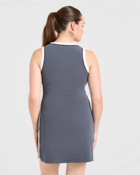 Kenmerkende jurk met V-hals