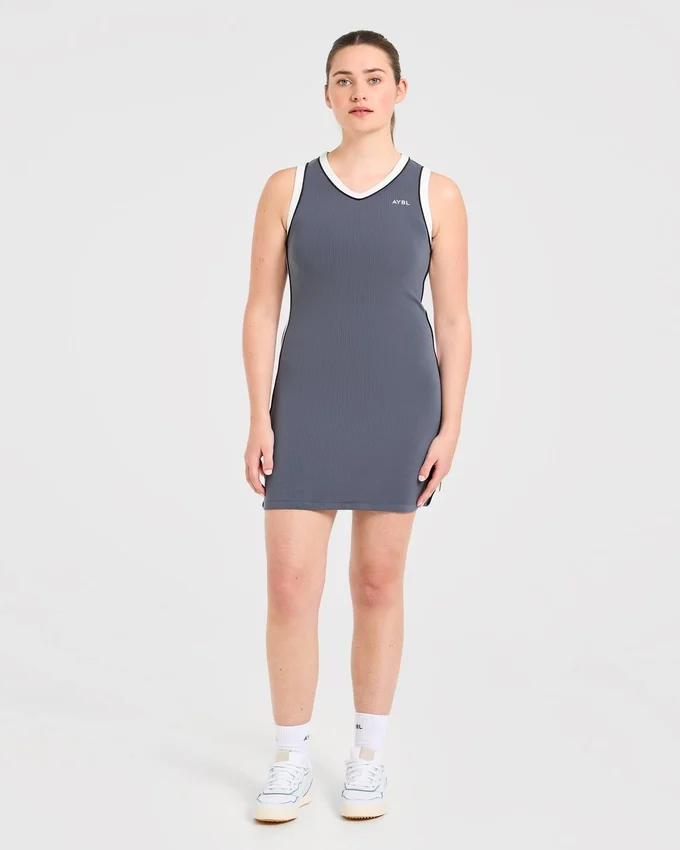 Kenmerkende jurk met V-hals
