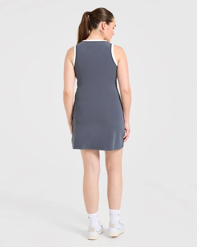 Kenmerkende jurk met V-hals