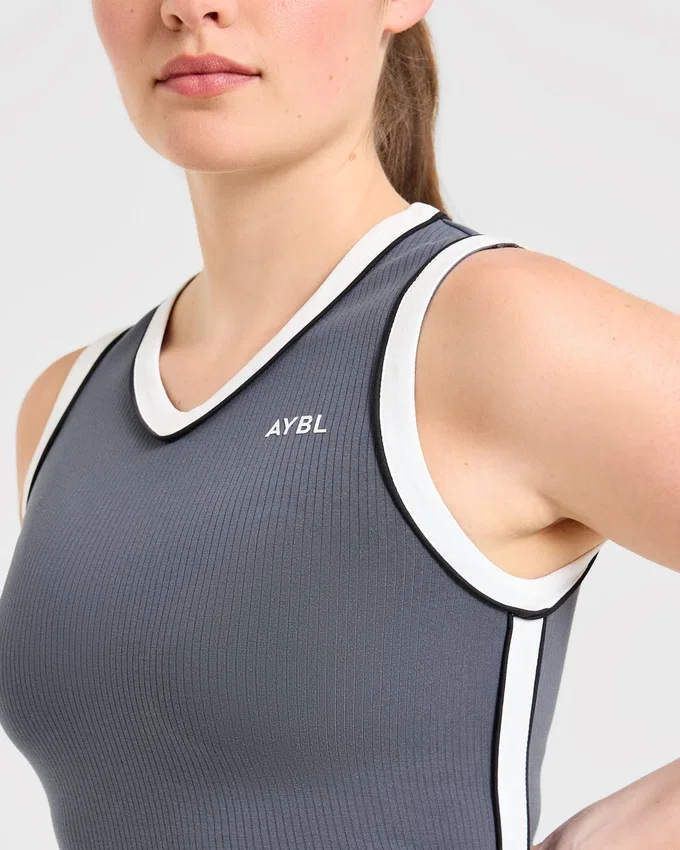 Kenmerkende jurk met V-hals