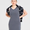 Kenmerkende jurk met V-hals
