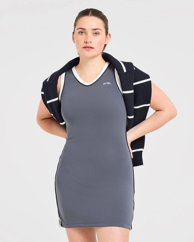 Kenmerkende jurk met V-hals