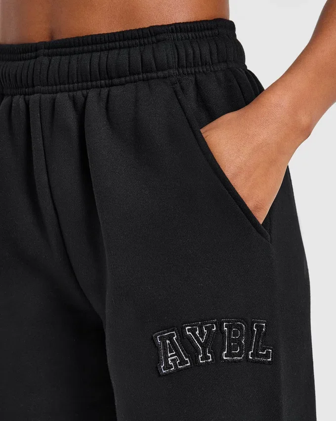 Varsity-joggingbroek met opgestikt logo, oversized pasvorm en rechte pijpen